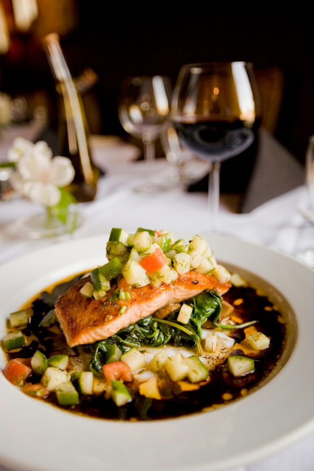 luxury-dininng-table-and-food